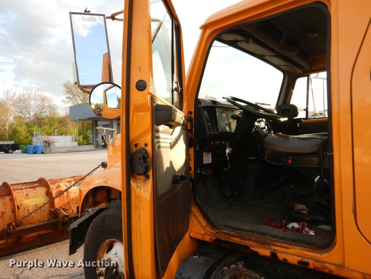 image for item IY9683 2002 International 4900  dump truck