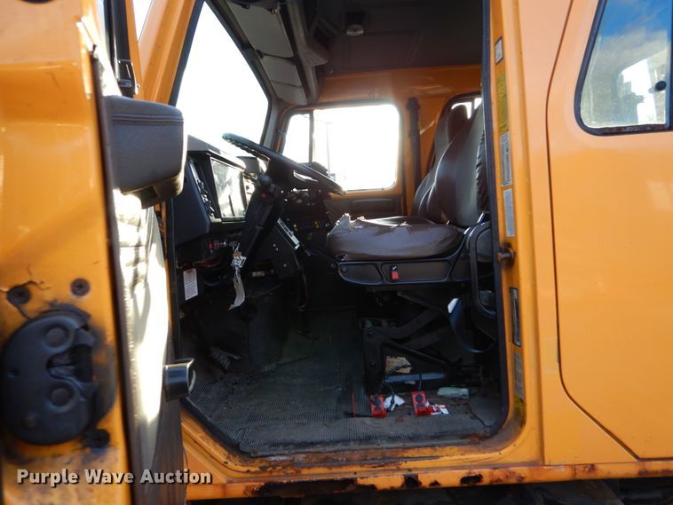 image for item IY9683 2002 International 4900  dump truck
