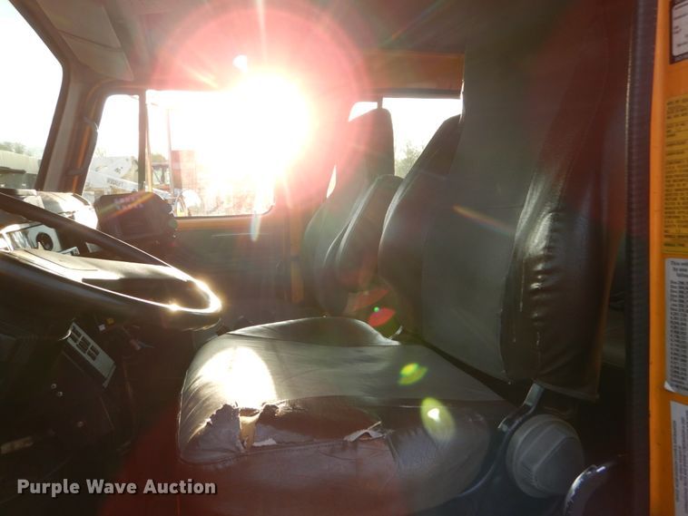 image for item IY9683 2002 International 4900  dump truck