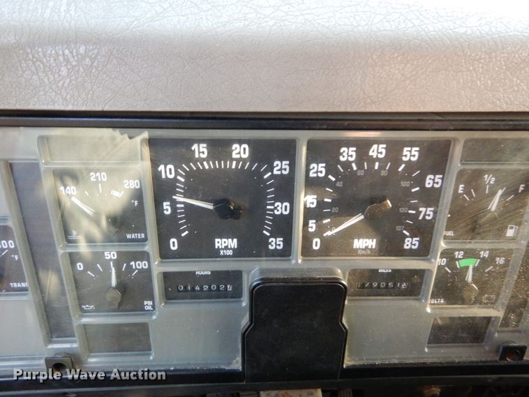 image for item IY9683 2002 International 4900  dump truck