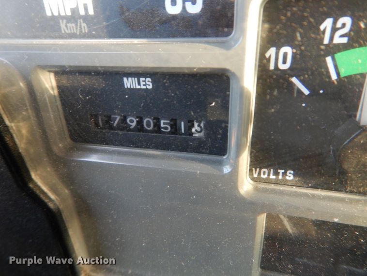 image for item IY9683 2002 International 4900  dump truck