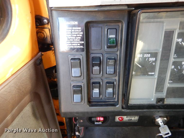 image for item IY9683 2002 International 4900  dump truck