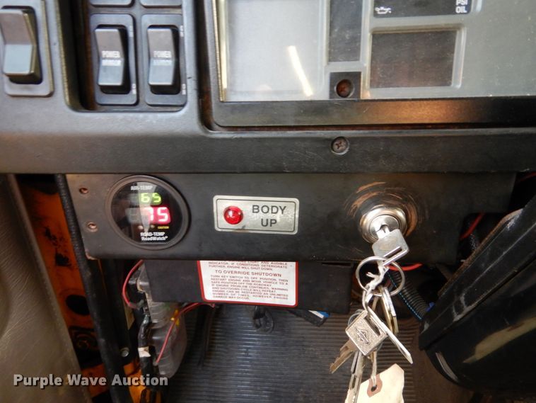 image for item IY9683 2002 International 4900  dump truck