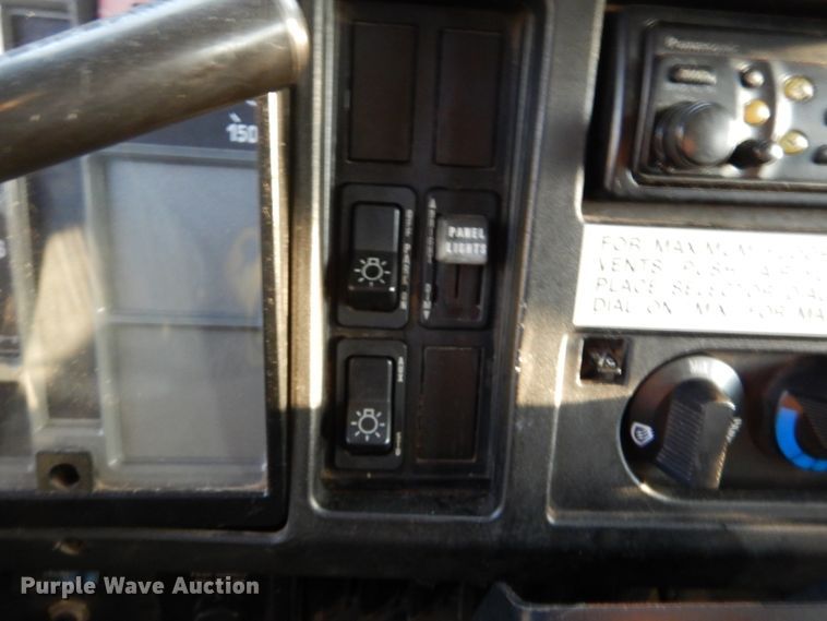 image for item IY9683 2002 International 4900  dump truck