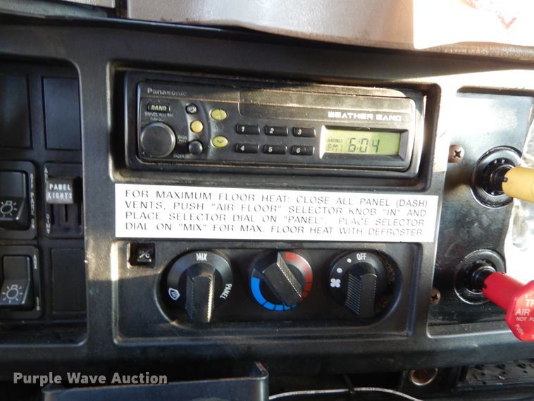 image for item IY9683 2002 International 4900  dump truck