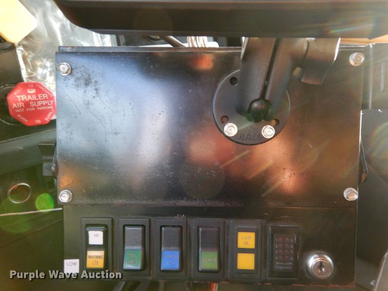 image for item IY9683 2002 International 4900  dump truck