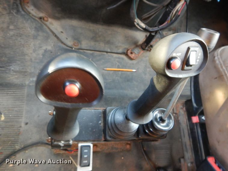 image for item IY9683 2002 International 4900  dump truck