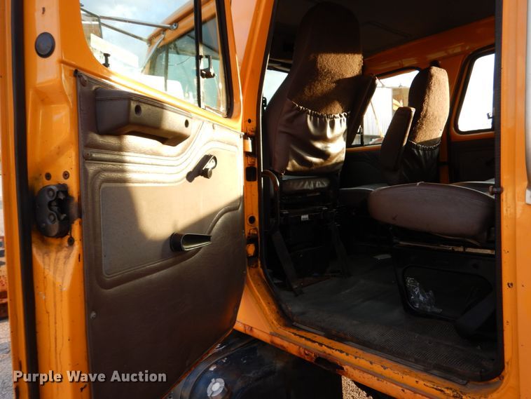 image for item IY9683 2002 International 4900  dump truck