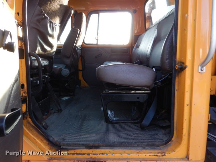 image for item IY9683 2002 International 4900  dump truck