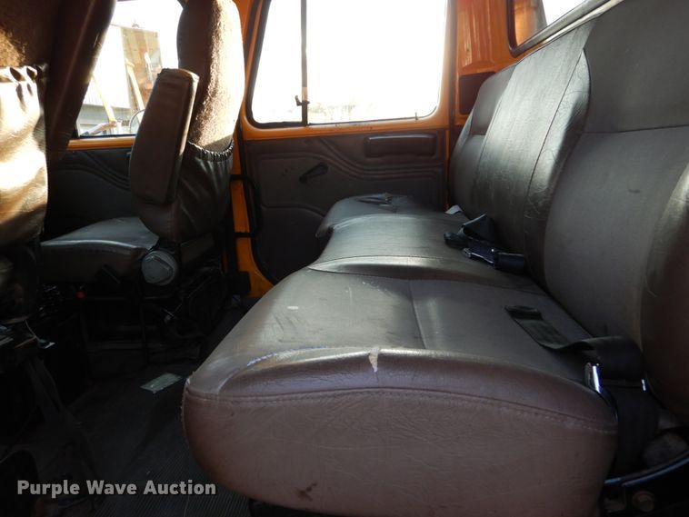 image for item IY9683 2002 International 4900  dump truck