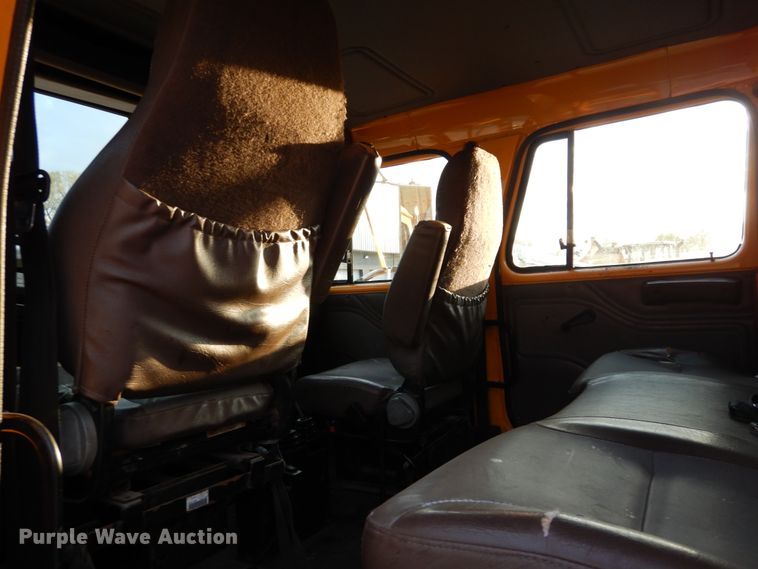 image for item IY9683 2002 International 4900  dump truck