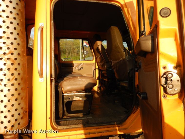 image for item IY9683 2002 International 4900  dump truck