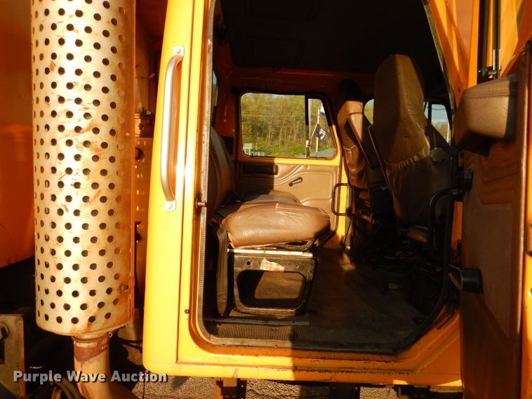 image for item IY9683 2002 International 4900  dump truck