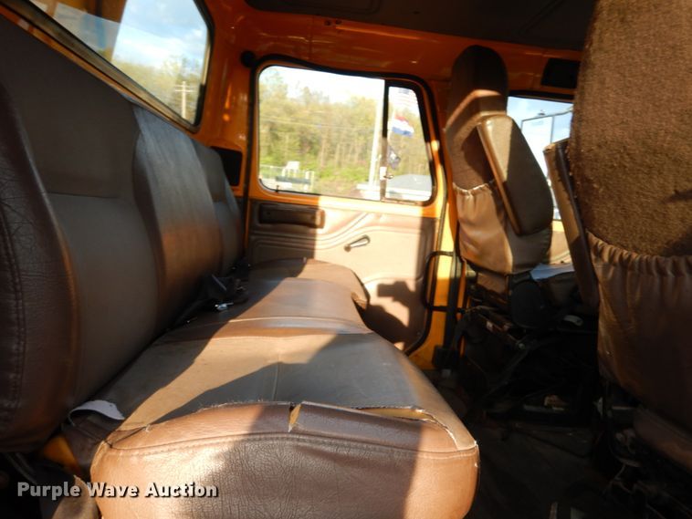 image for item IY9683 2002 International 4900  dump truck