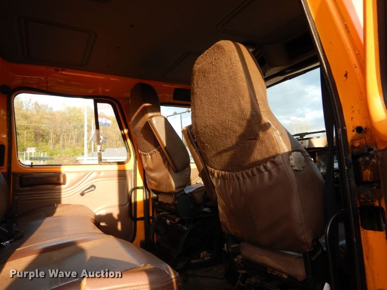 image for item IY9683 2002 International 4900  dump truck