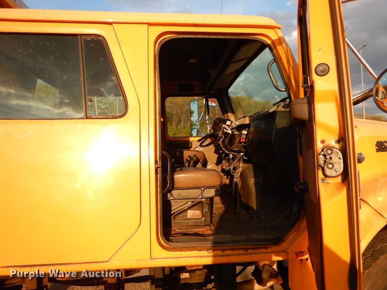 image for item IY9683 2002 International 4900  dump truck