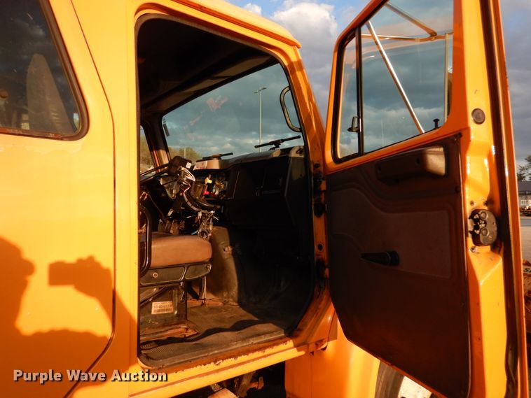 image for item IY9683 2002 International 4900  dump truck