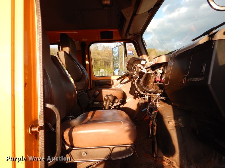 image for item IY9683 2002 International 4900  dump truck