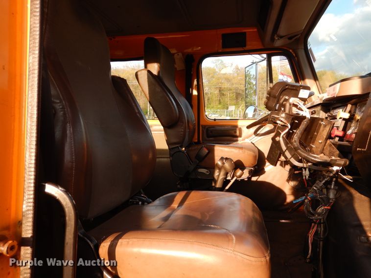 image for item IY9683 2002 International 4900  dump truck