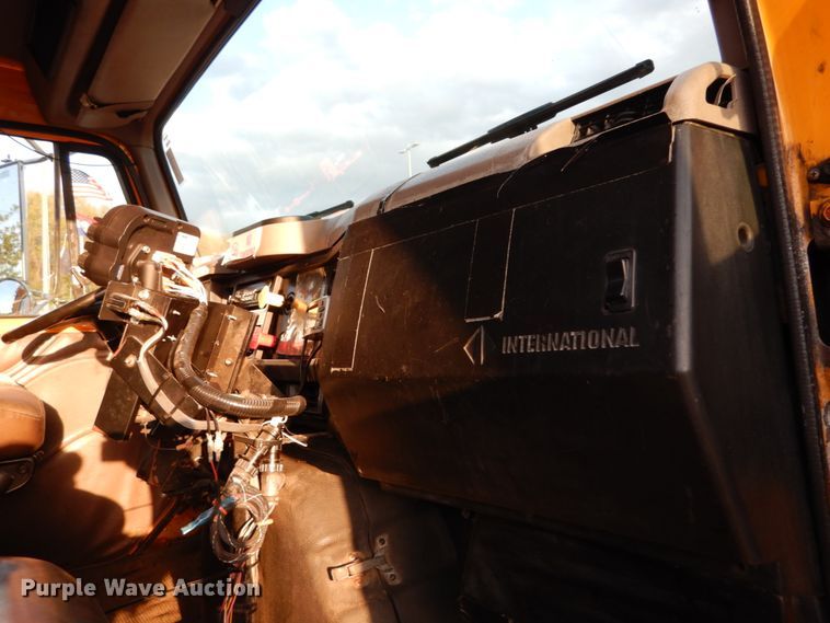 image for item IY9683 2002 International 4900  dump truck