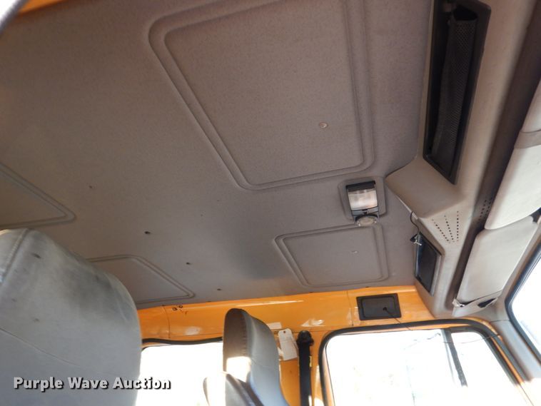 image for item IY9683 2002 International 4900  dump truck