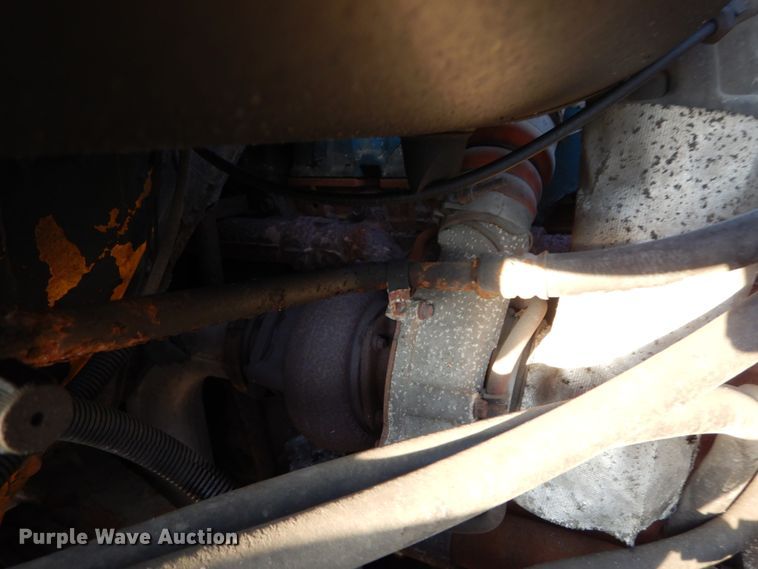 image for item IY9683 2002 International 4900  dump truck