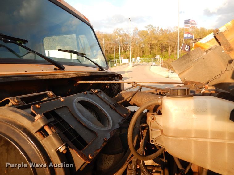 image for item IY9683 2002 International 4900  dump truck