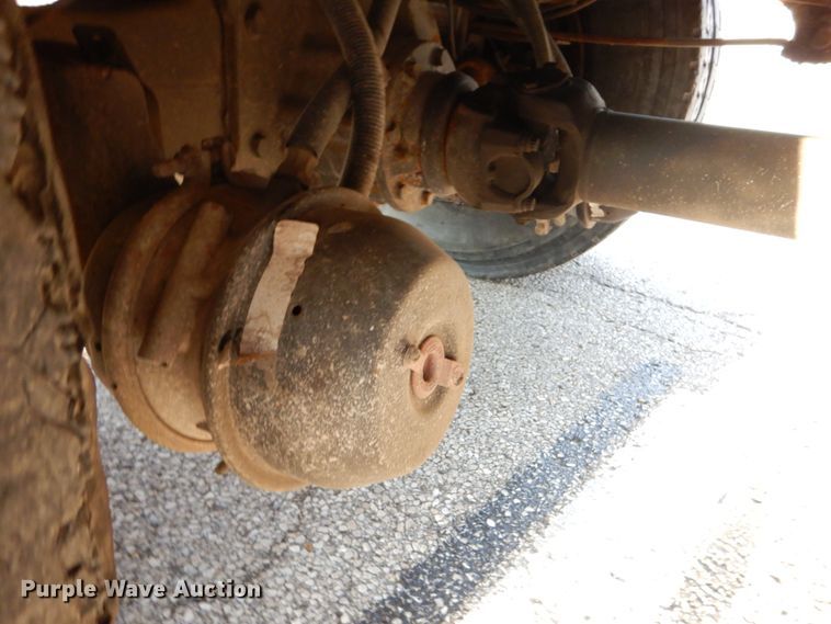 image for item IY9683 2002 International 4900  dump truck