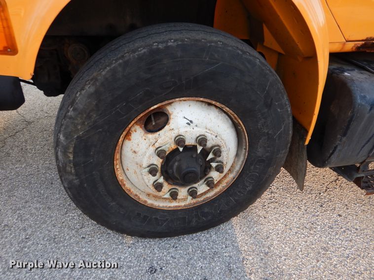 image for item IY9683 2002 International 4900  dump truck