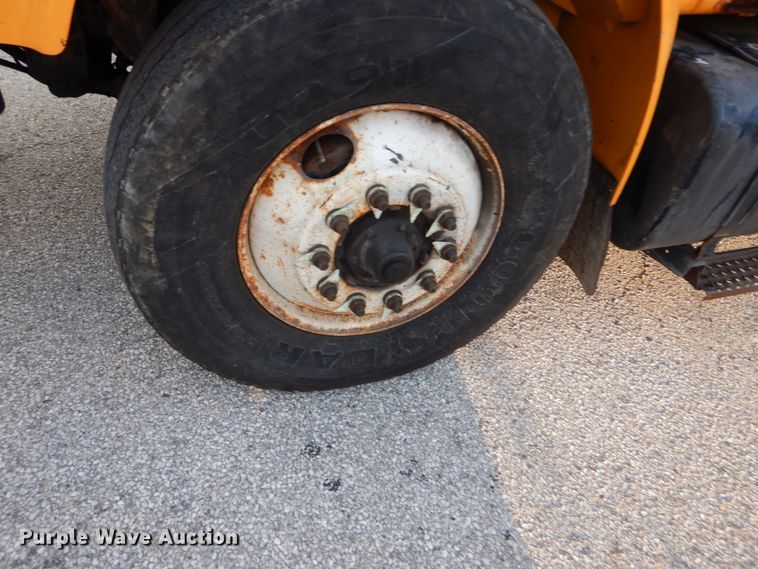 image for item IY9683 2002 International 4900  dump truck