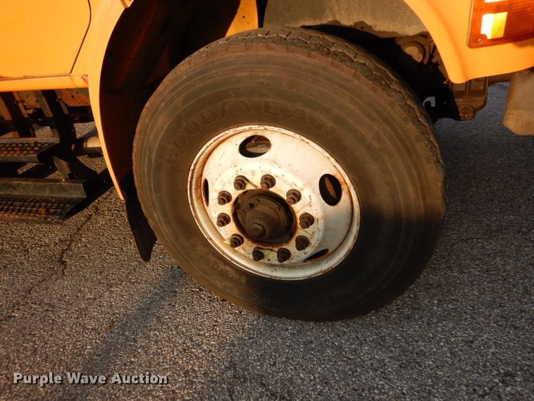 image for item IY9683 2002 International 4900  dump truck