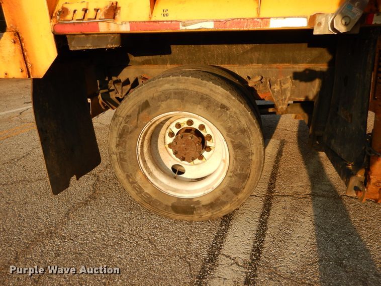 image for item IY9683 2002 International 4900  dump truck