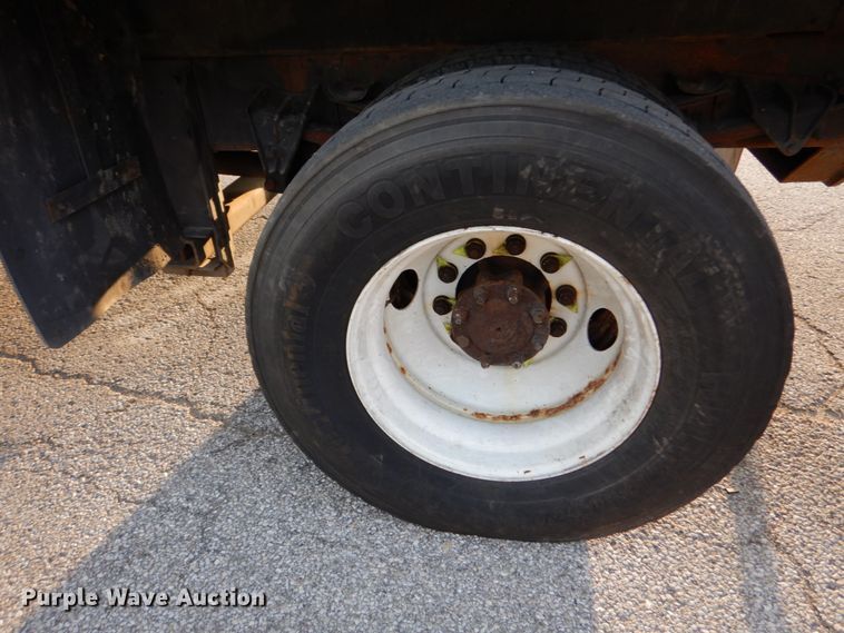 image for item IY9683 2002 International 4900  dump truck