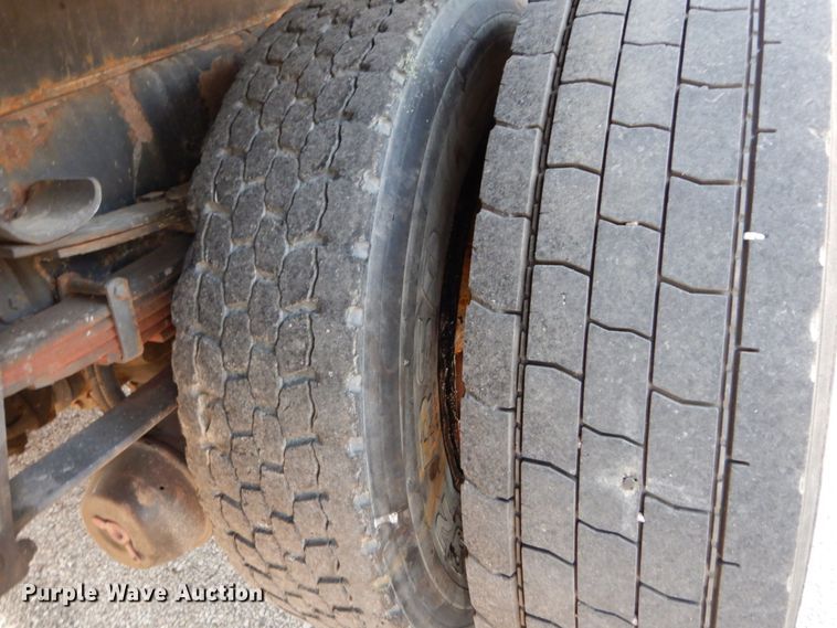 image for item IY9683 2002 International 4900  dump truck