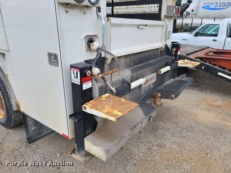 image for item DL8778 2013 International DuraStar 4300  utility / service truck