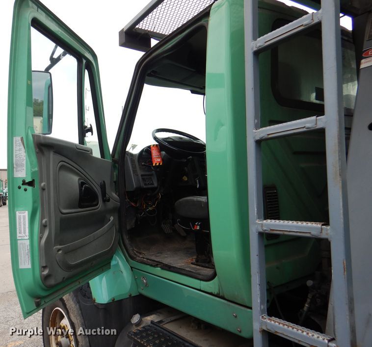 image for item DL8806 2007 International 7600  crane truck