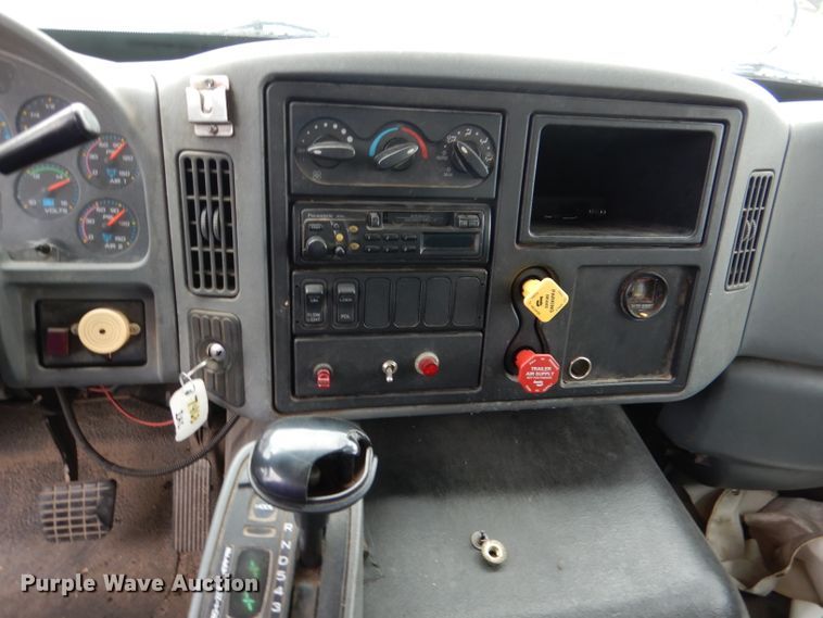 image for item DL8806 2007 International 7600  crane truck