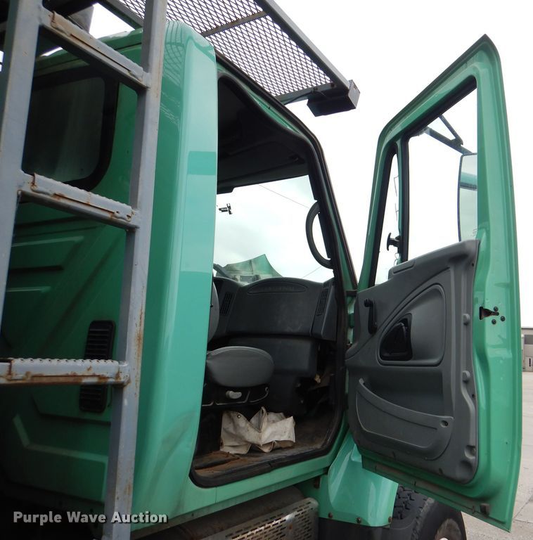 image for item DL8806 2007 International 7600  crane truck