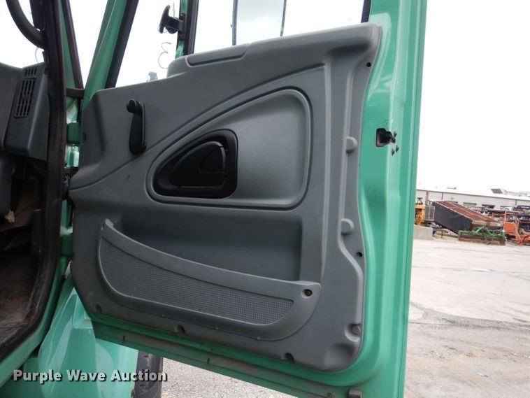 image for item DL8806 2007 International 7600  crane truck