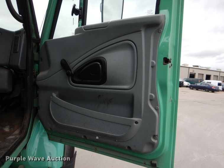 image for item DL8807 2007 International 7600  crane truck