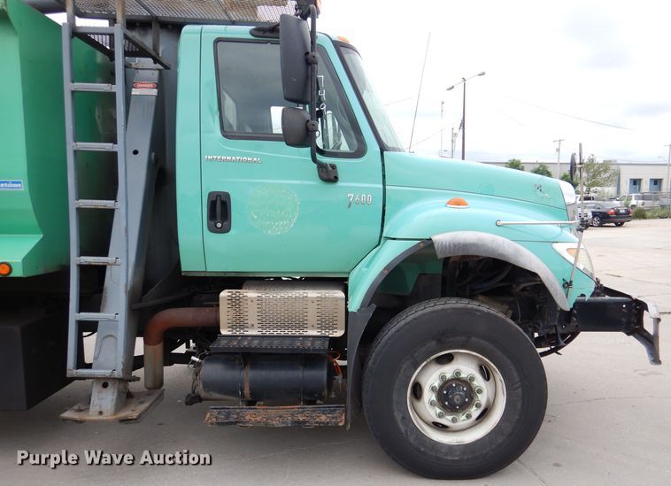 image for item DL8807 2007 International 7600  crane truck