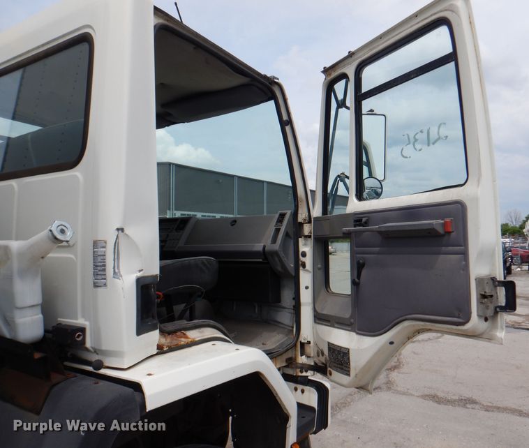 image for item DL8830 1997 Ford 8000  box truck