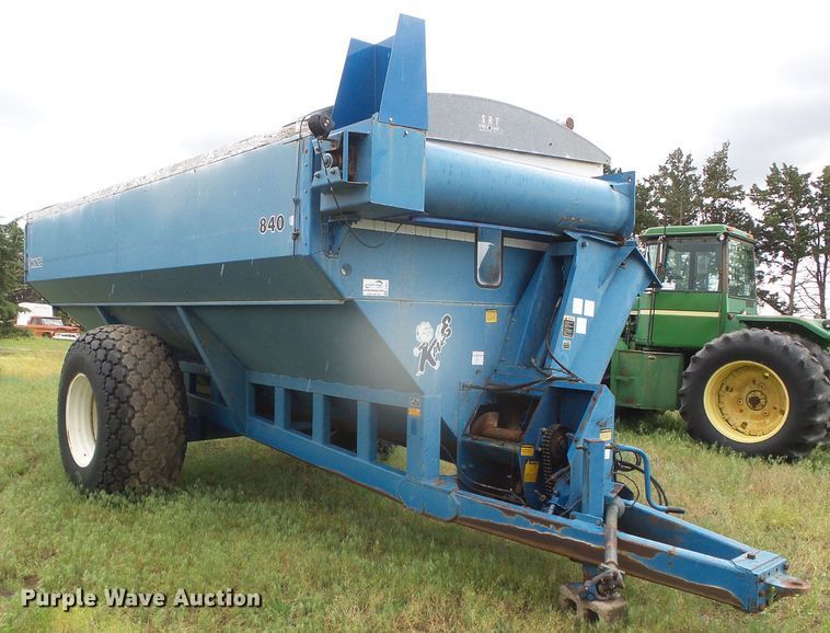 image for item DI5614 Kinze 840  grain cart