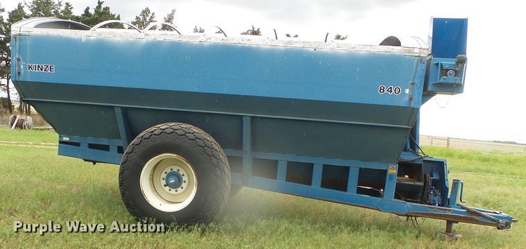 image for item DI5614 Kinze 840  grain cart