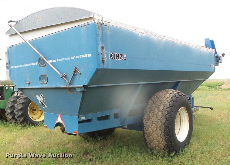 image for item DI5614 Kinze 840  grain cart