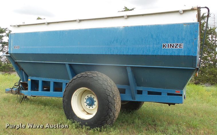 image for item DI5614 Kinze 840  grain cart