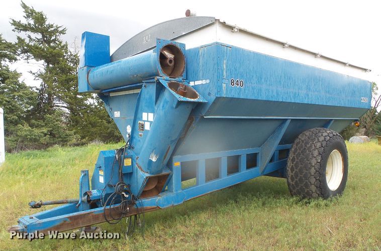 image for item DI5614 Kinze 840  grain cart