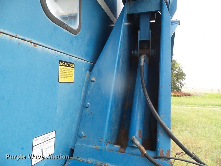 image for item DI5614 Kinze 840  grain cart