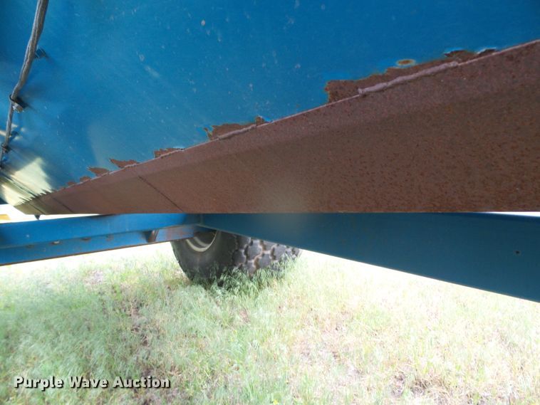 image for item DI5614 Kinze 840  grain cart