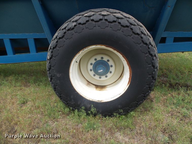 image for item DI5614 Kinze 840  grain cart